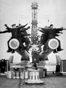 Texas’s crewmen posing in one of the battleship’s main guns