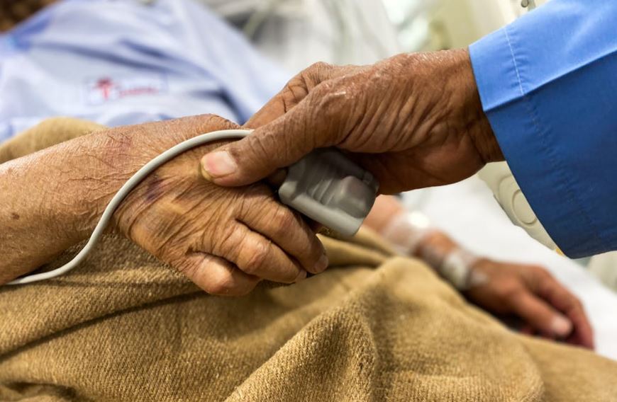 old-couple-holding-hands-in-hospital