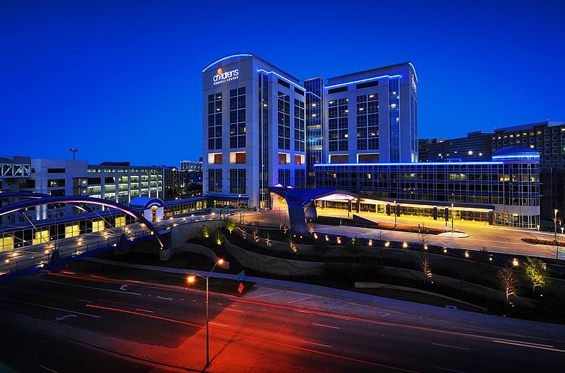 the front facade of the Children's Medical Center Dallas at night