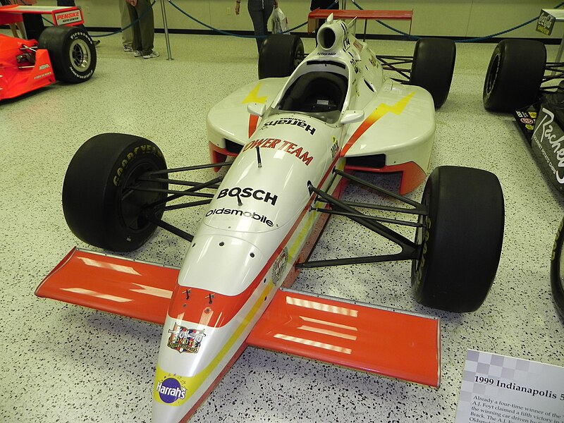 Image of the winning car of the 1999 Indianapolis 500