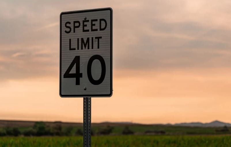 a photo of 40 speed limit sign during the sunset