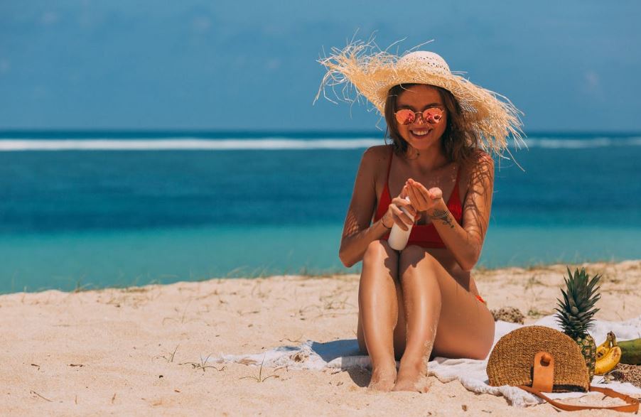Protect your skin with sunscreen before sun exposure in the beach