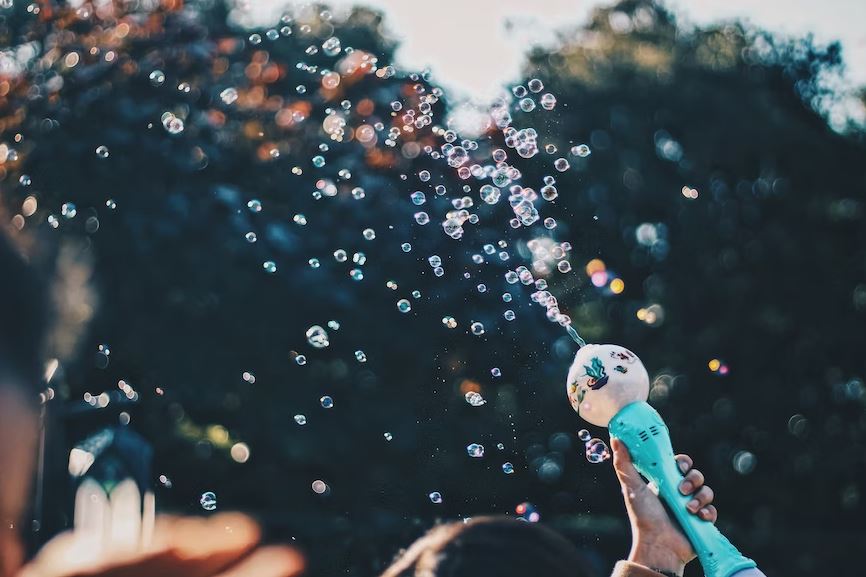 play, bubble, bottle, HD grey wallpapers, create, ball, squeeze, toy pictures, outdoor, float, squirt, hand, tiny, paper backgrounds, human, people images & pictures