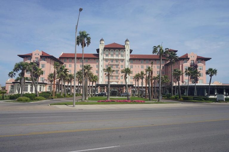Top Texas Beachfront Resorts for a Cool Summer Getaway
