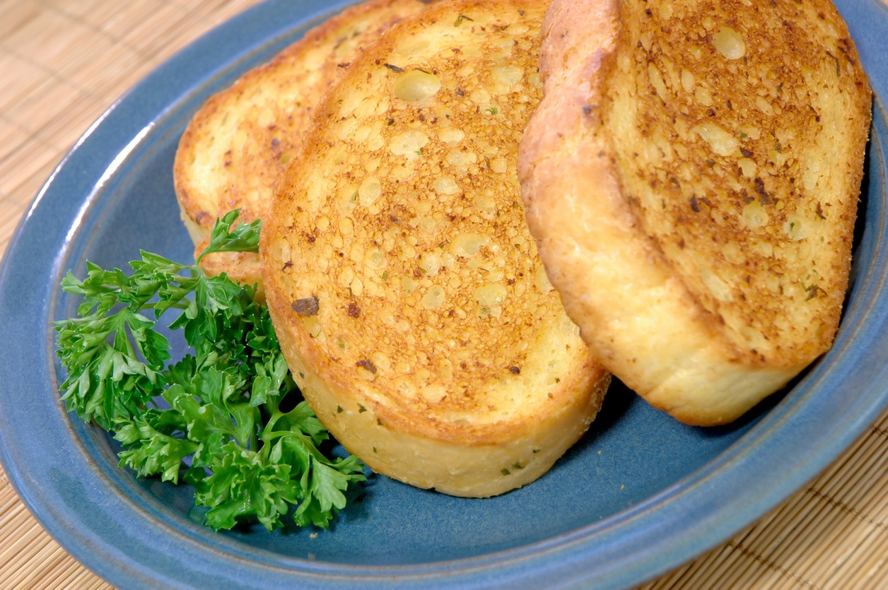 a plate of Texas Toast